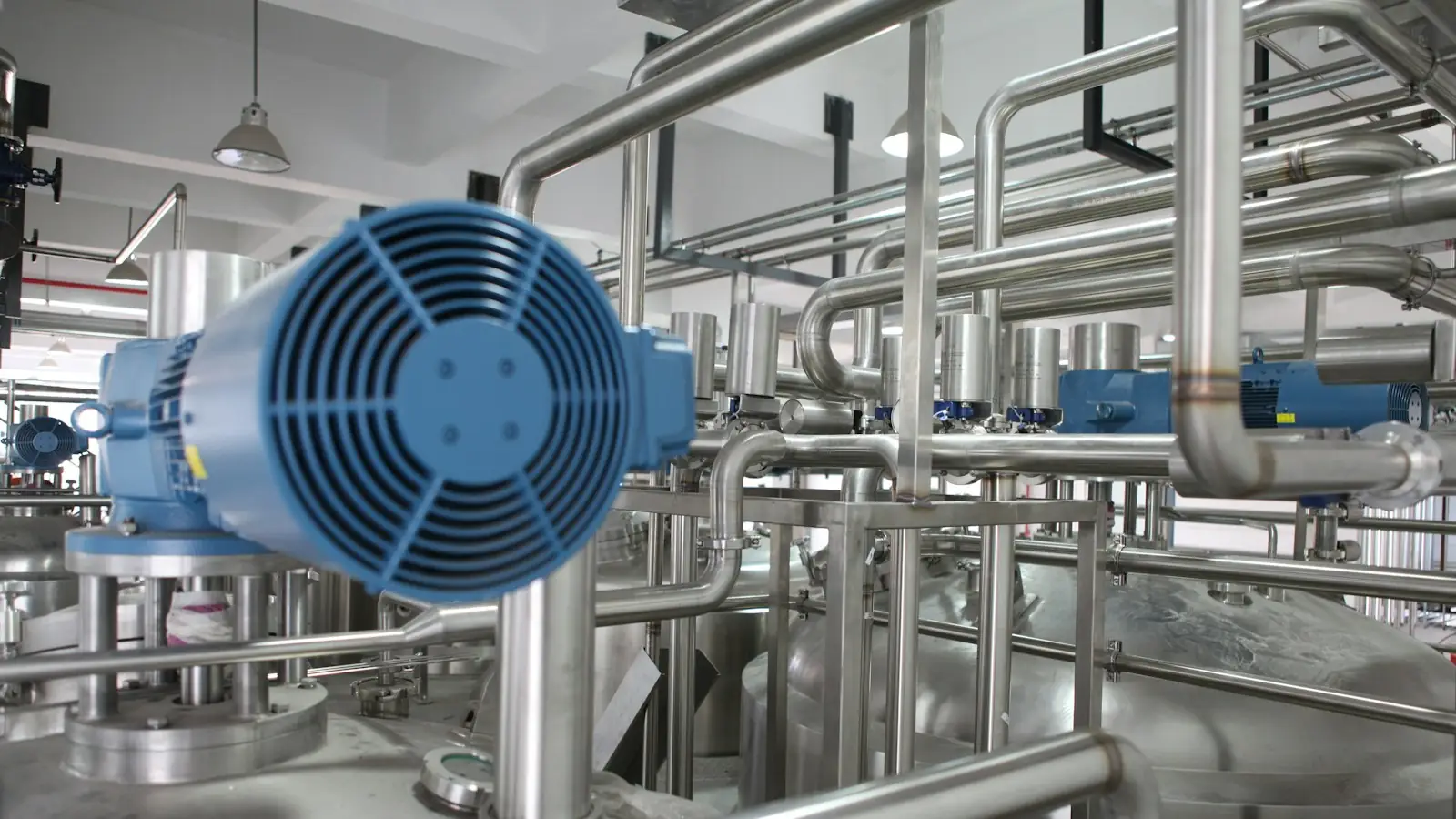 Industrial processing plant with pipework